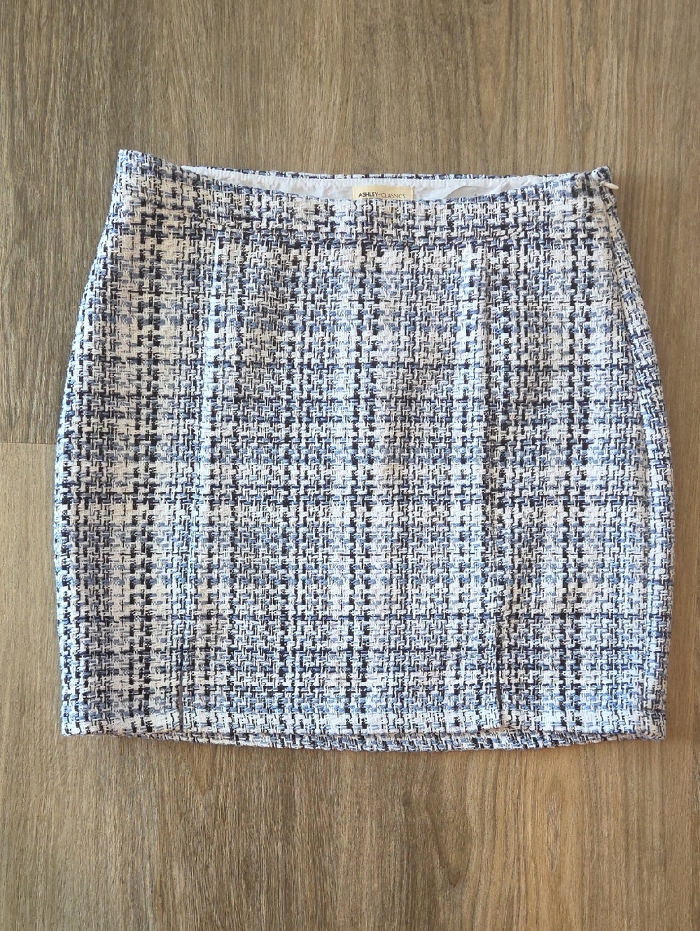 Classic Tweed Mini Skirt in White and Navy Size Large